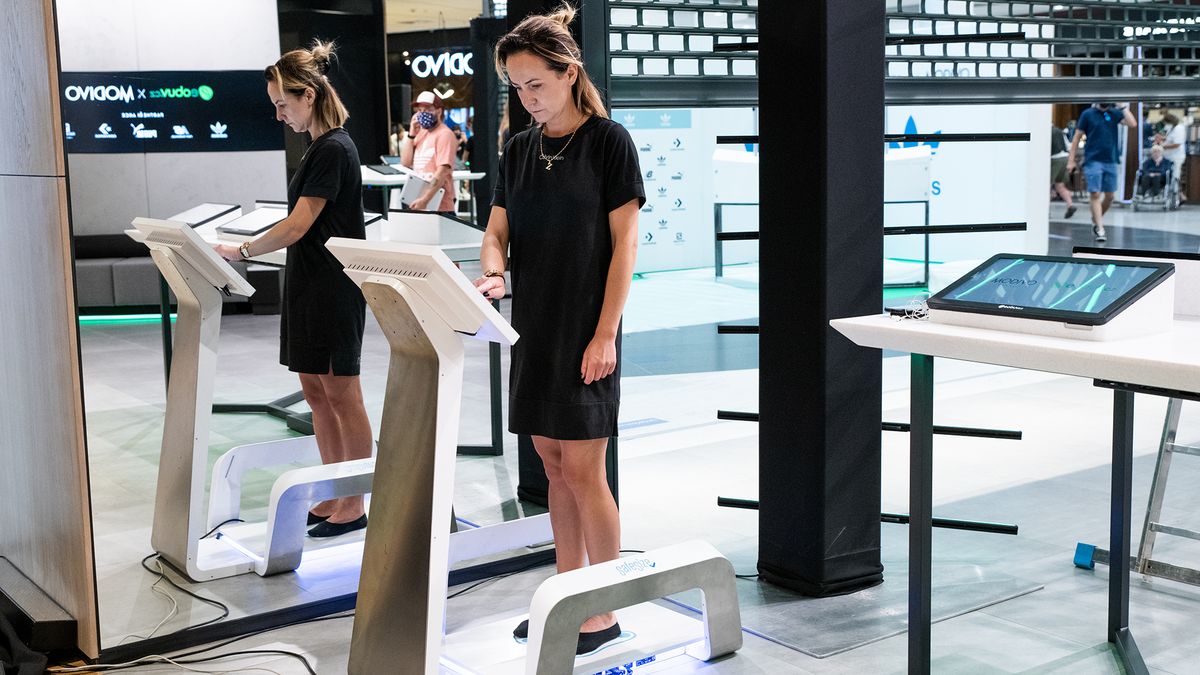 V Praze otevřel obchod budoucnosti. Skener změří nohu, s nákupy radí robot